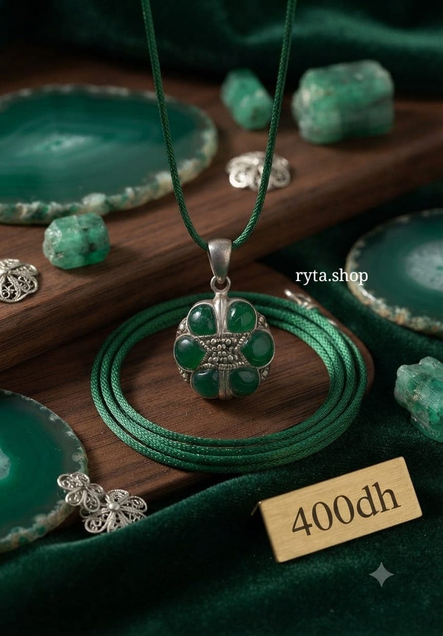 Collier en argent et pierres vertes